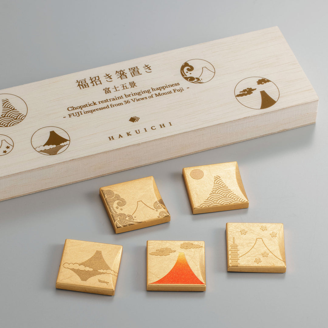 A set of Japanese chopstick rests with Fuji-themed design and foil accents. It is suitable for tableware displays, restaurants, home interior settings, and gift sales.
