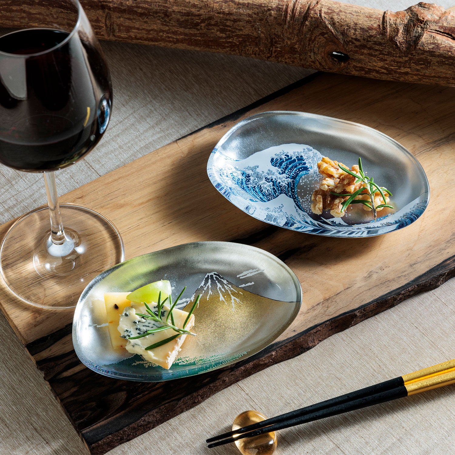 A decorative glass tray featuring Japanese art motifs and foil detailing. It can be used for small items, table presentation, gift display, or as a compact gift item with a Japanese aesthetic.