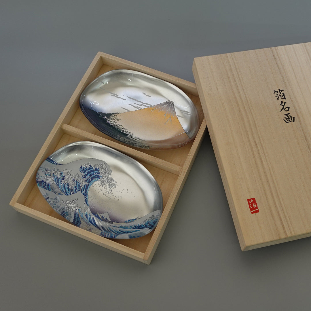 A decorative glass tray featuring Japanese art motifs and foil detailing. It can be used for small items, table presentation, gift display, or as a compact gift item with a Japanese aesthetic.