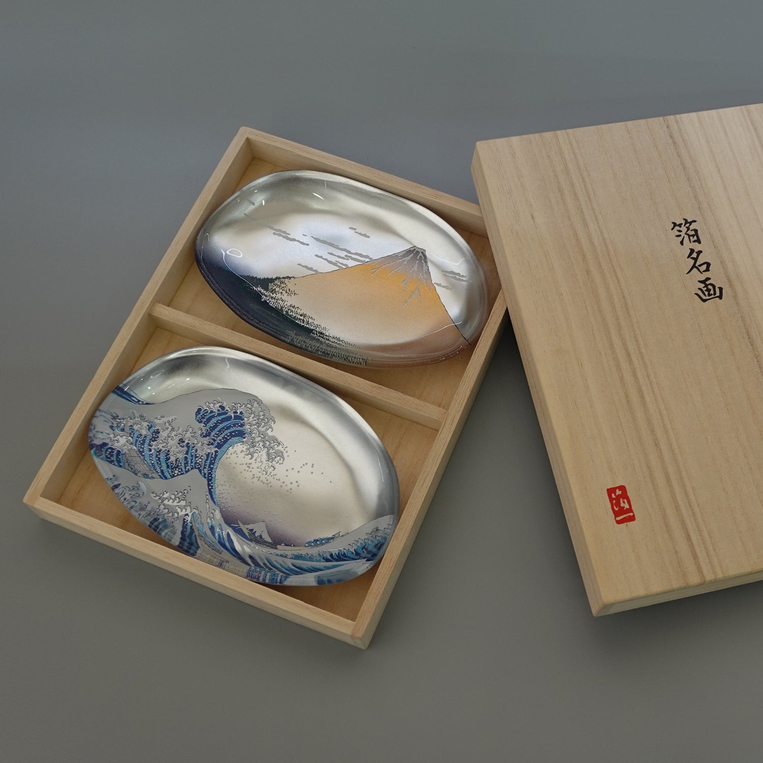 A decorative glass tray featuring Japanese art motifs and foil detailing. It can be used for small items, table presentation, gift display, or as a compact gift item with a Japanese aesthetic.