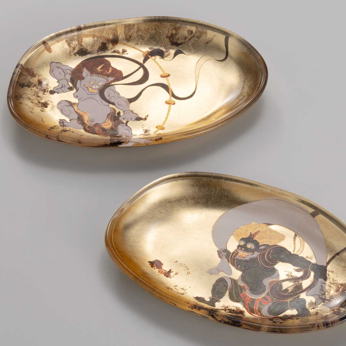 A decorative glass tray featuring Japanese art motifs and foil detailing. It can be used for small items, table presentation, gift display, or as a compact gift item with a Japanese aesthetic.